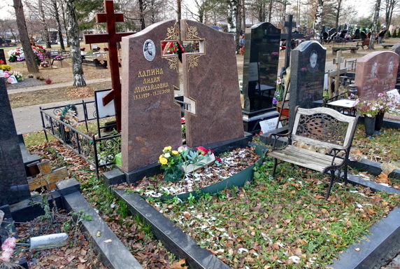 Широкое надгробье с крестом на просвет и лавочка из металла и дерева